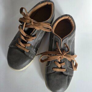 Zoe and Zac boys grey tan/brown lace up shoe casual sneaker - Size 6